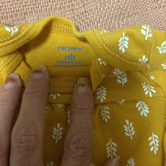 ⭐️ SOLD⭐️ fall newborn gender neutral outfit mustard color leaves print white - Picture 3 of 4